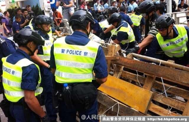 香港警方清除“占中”路障 示威者留守东行线