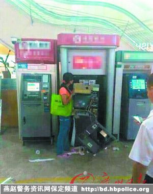 东莞一女子因银行卡被吞徒手拆毁ATM机