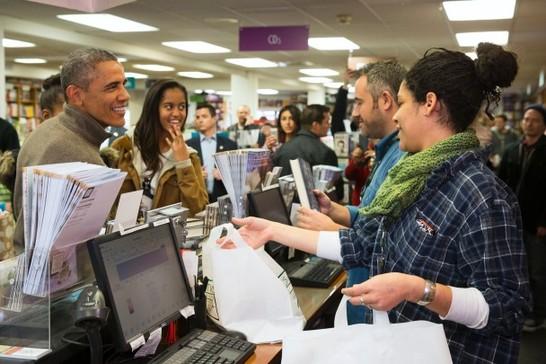 奥巴马买书跟店员“讲价”。（图片来源：美联社）