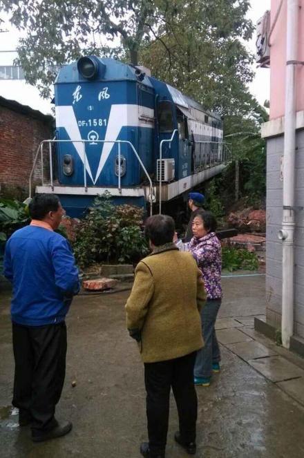 广西柳州市区一火车冲进小区 未造成人员伤亡