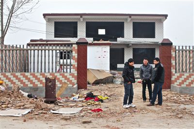 因越南“新娘”集体失踪事件上了新闻，不时有一些当地村民来到“媒人”吴美玉新修的房屋前“参观”。