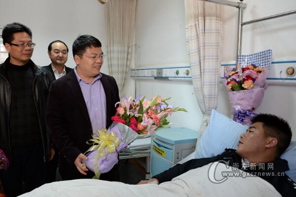 12月22日，市长孙大光（前左二）在市人民医院看望受伤民警廖宣凯，仔细了解其伤势。